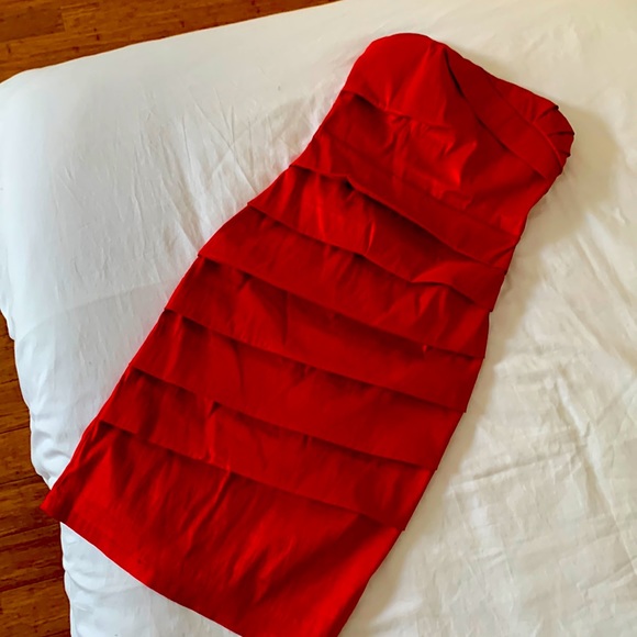 Strapless short red dress with details in the front. Size Small - Picture 1 of 5